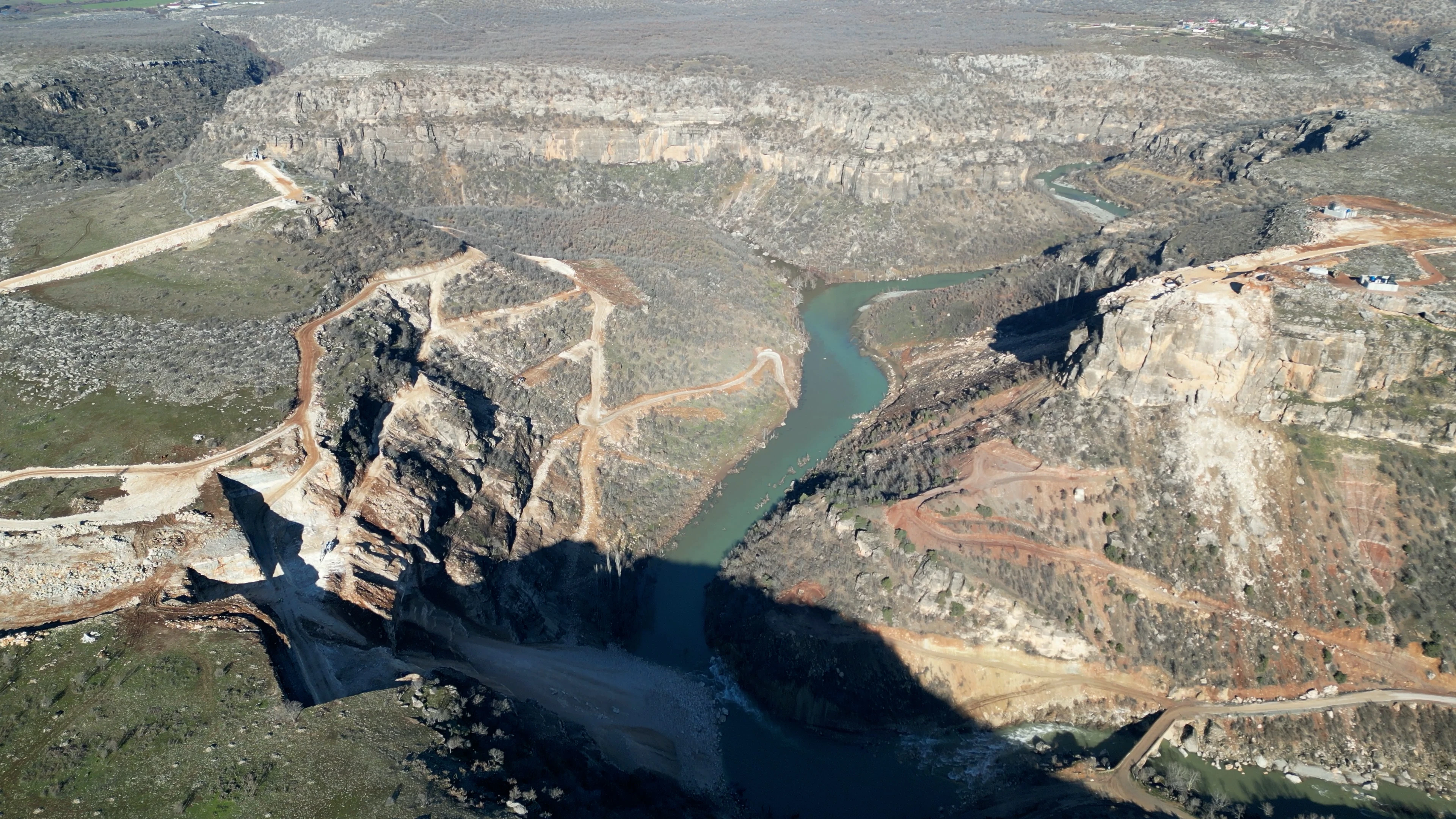 Silvan Barajı Taşköprü Viyadüğü ve Bağlantı Köy Yolları Yapımı